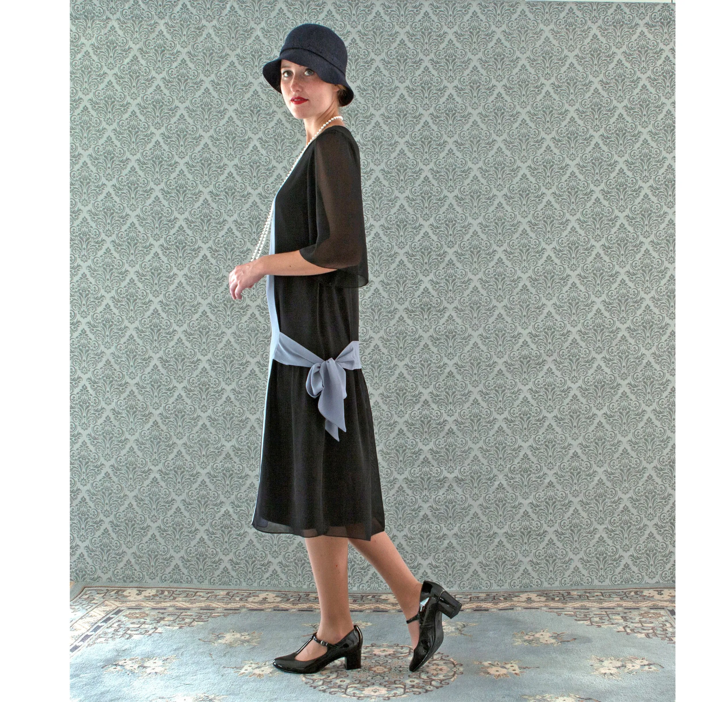 Black and grey Roaring 20s dress with sleeves